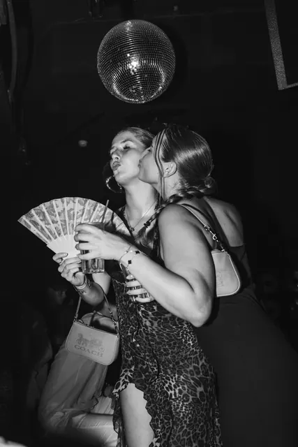Bisous Bisous — Soirée au club — photographie 2