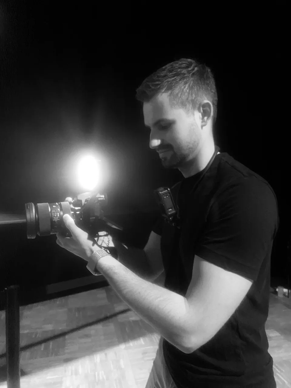 Mathis en tournage, appareil photo en main