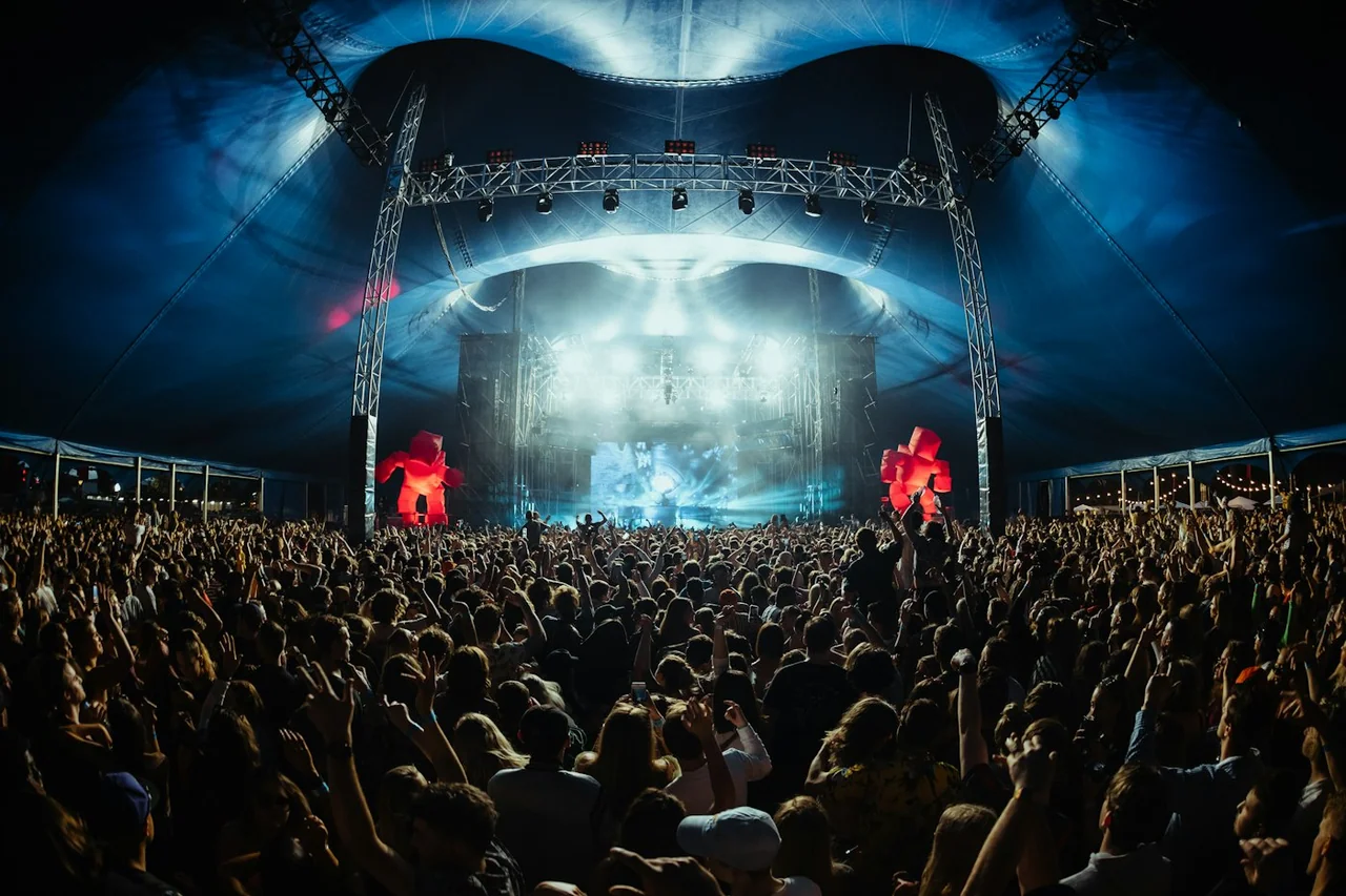 Public et scène de concert — photographie d’illustration