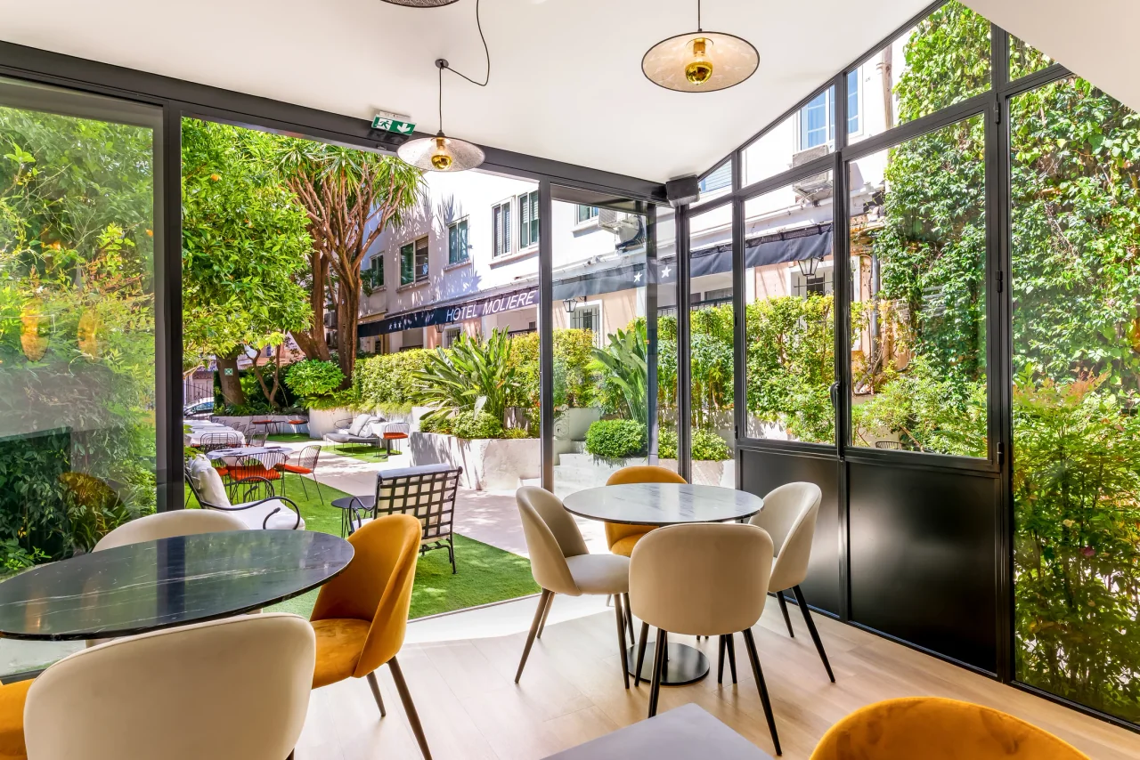 Verrière ouverte sur le jardin de l’hôtel Molière à Cannes — photographie Sparklic