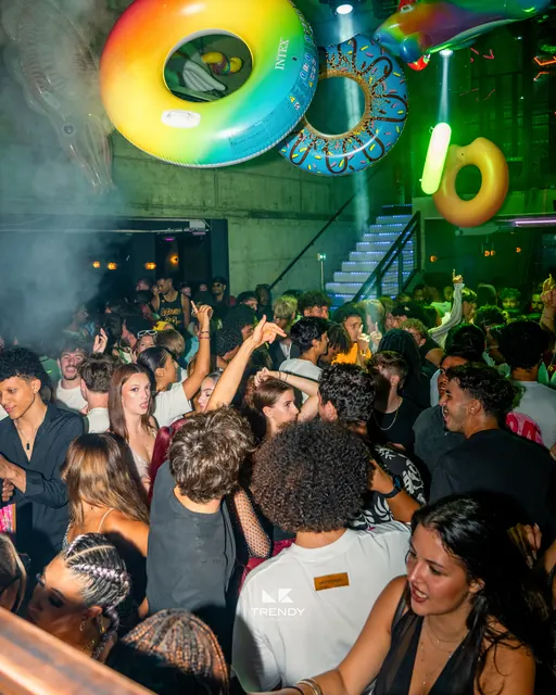 Trendy Club — Soirée mousse — photographie 1